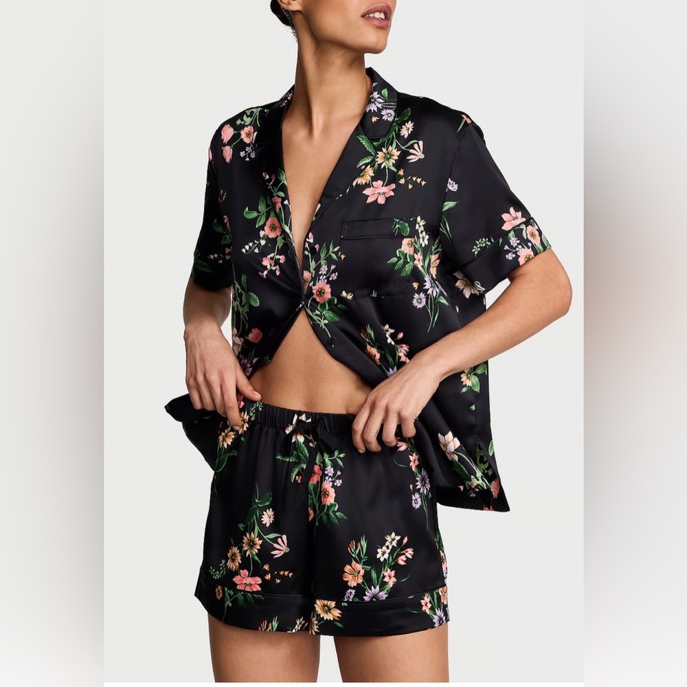 VICTORIA'S SECRET
Signature Satin Short Pajama Set